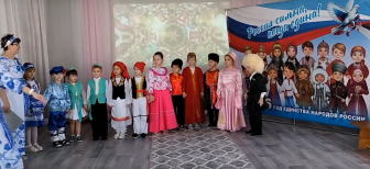 Дефиле "Костюмы народов Южного федерального округа".