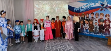 Дефиле "Костюмы народов Южного федерального округа".